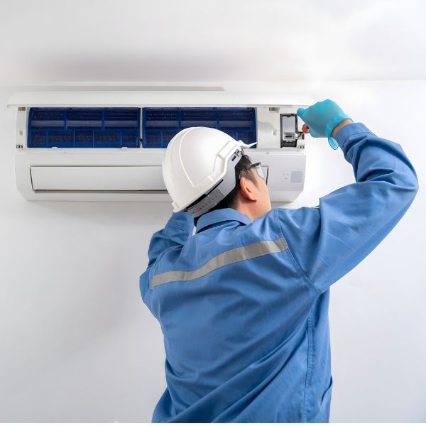فني صيانة مكيفات ينظف وحدة تكييف سبليت باحترافية في الدمام