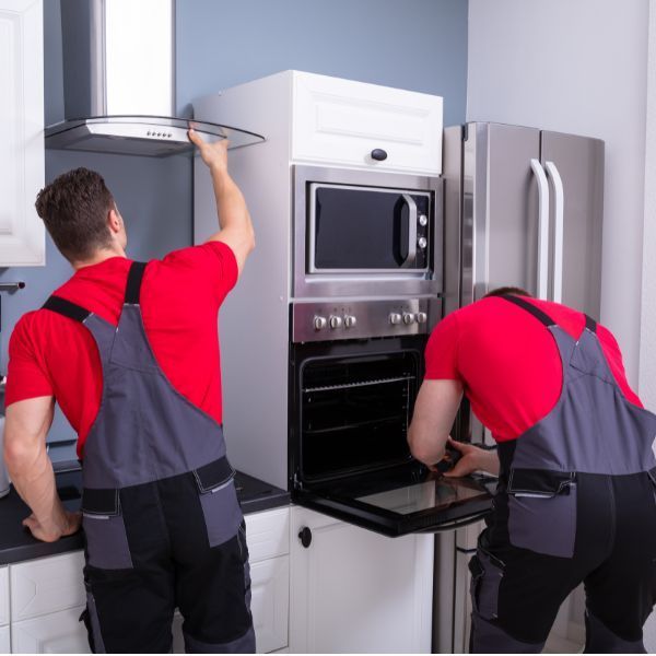 فني صيانة أفران وميكروويف يعالج تسريب غاز ويفحص لوحة تحكم فرن كهربائي